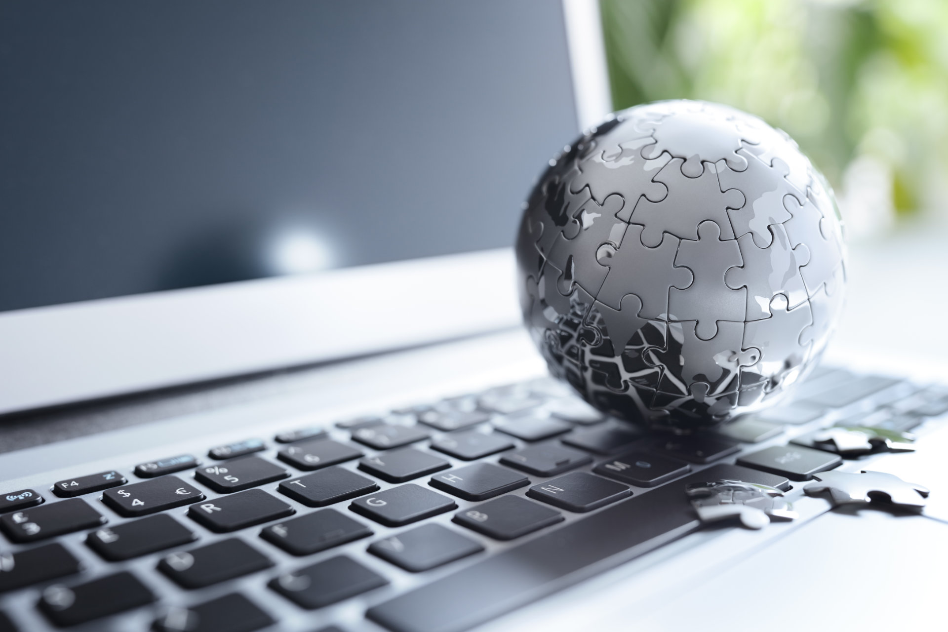 global-puzzle-concept-on-laptop